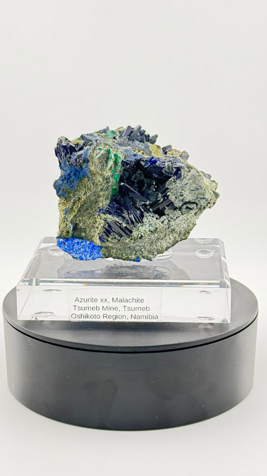 Frontalansicht - Azurit-Malachit mit blauen Kristallen und grünen  Malachit Krusten, Tsumeb Mine, Namibia
