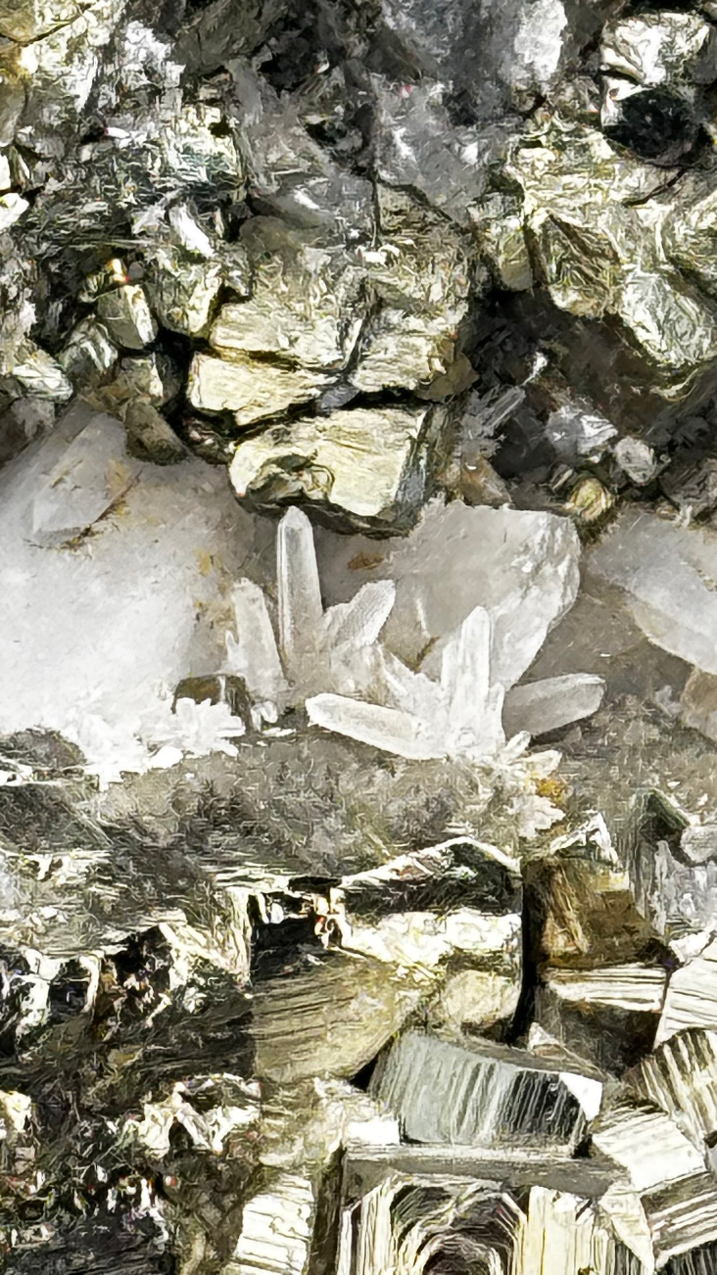 Pyrit-Cluster mit Bergkristall – Monumentales Sammlerstück , 3,6kg