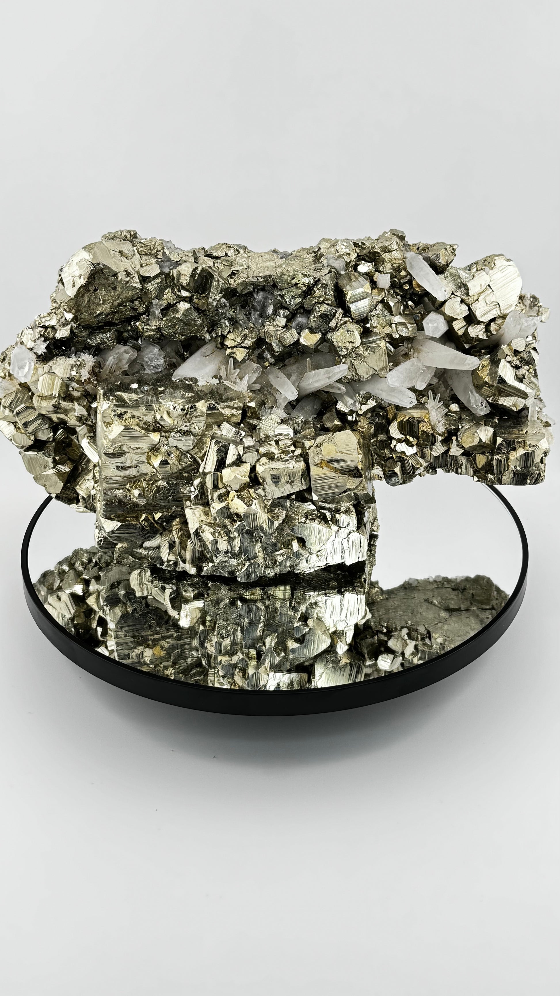 Frontalansicht - Pyrit-Cluster mit massiven Würfelkristallen und Quarz, Huanzala Mine, Peru
