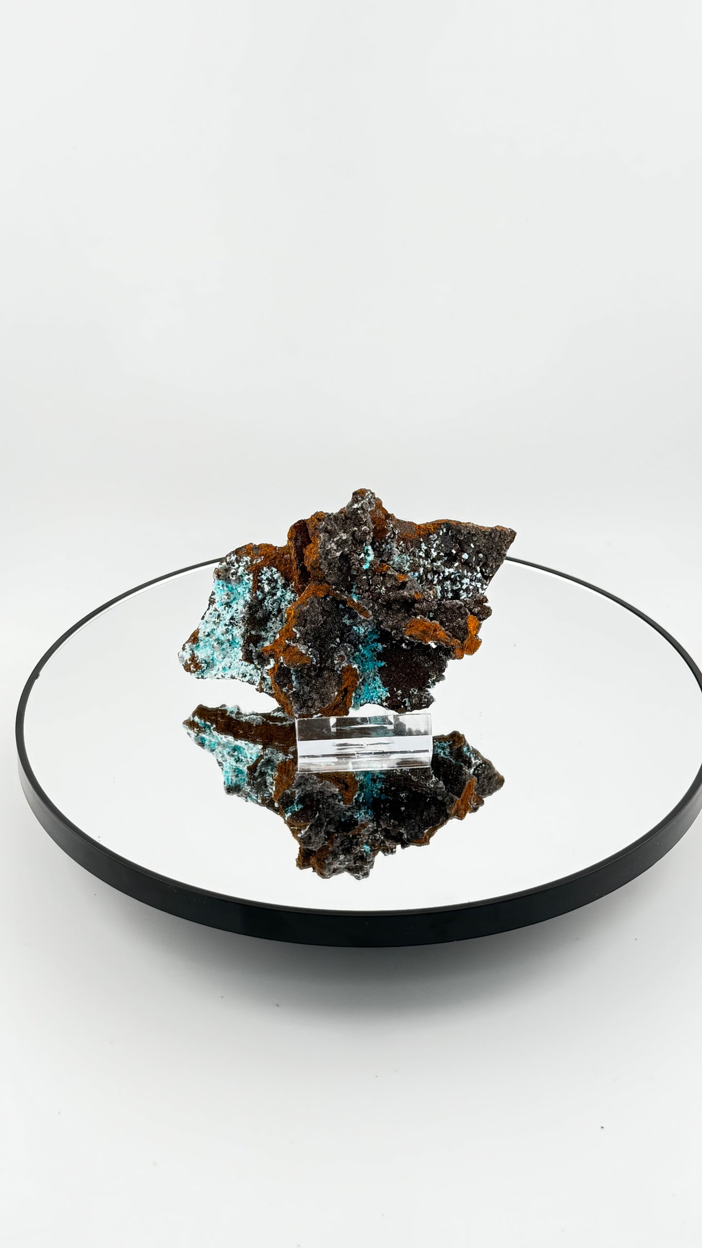 Frontalansicht - Aurichalcit mit türkisblauen und orangefarbenen Krusten, Kütahya, Türkei
