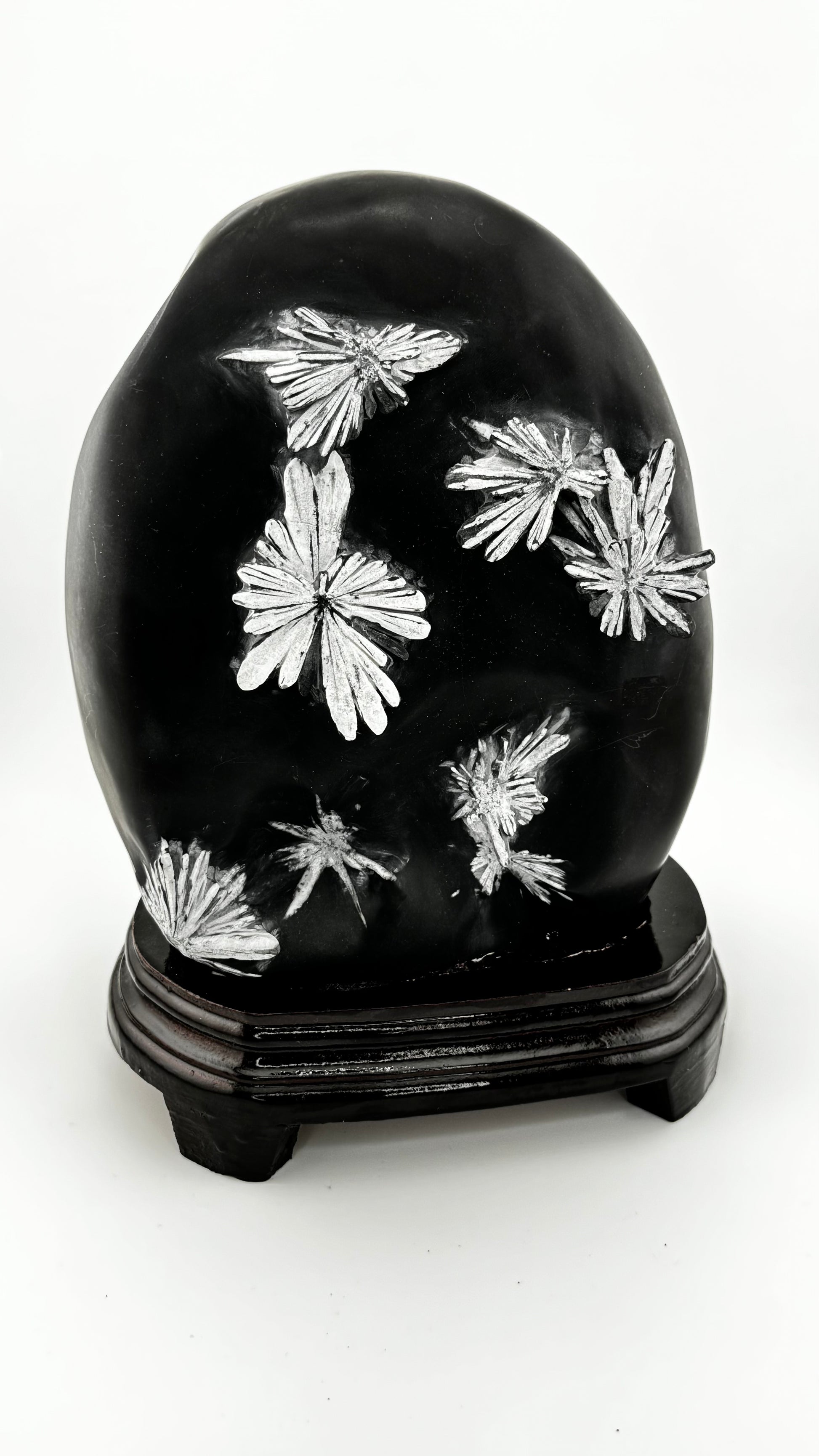 Frontalansicht - Stibnit-Chrysanthemenstein mit silbernen radialstrahligen Kristallen, China
