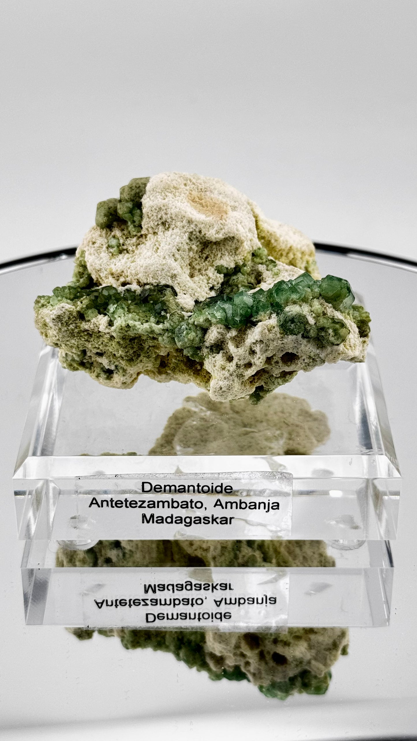 Demantoid auf Matrix – Antetezambato, Madagaskar, 270g