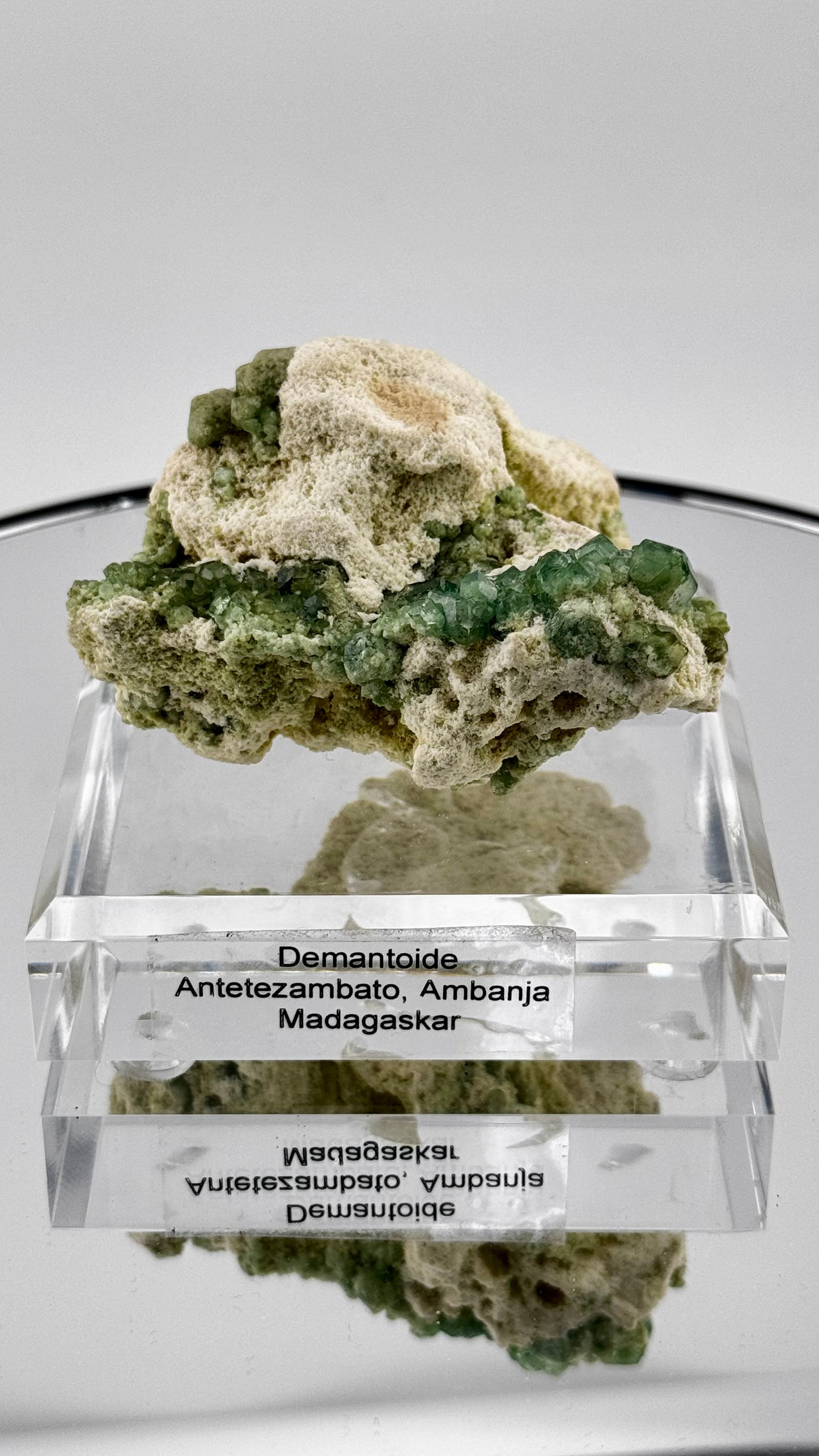Demantoid auf Matrix – Antetezambato, Madagaskar, 270g