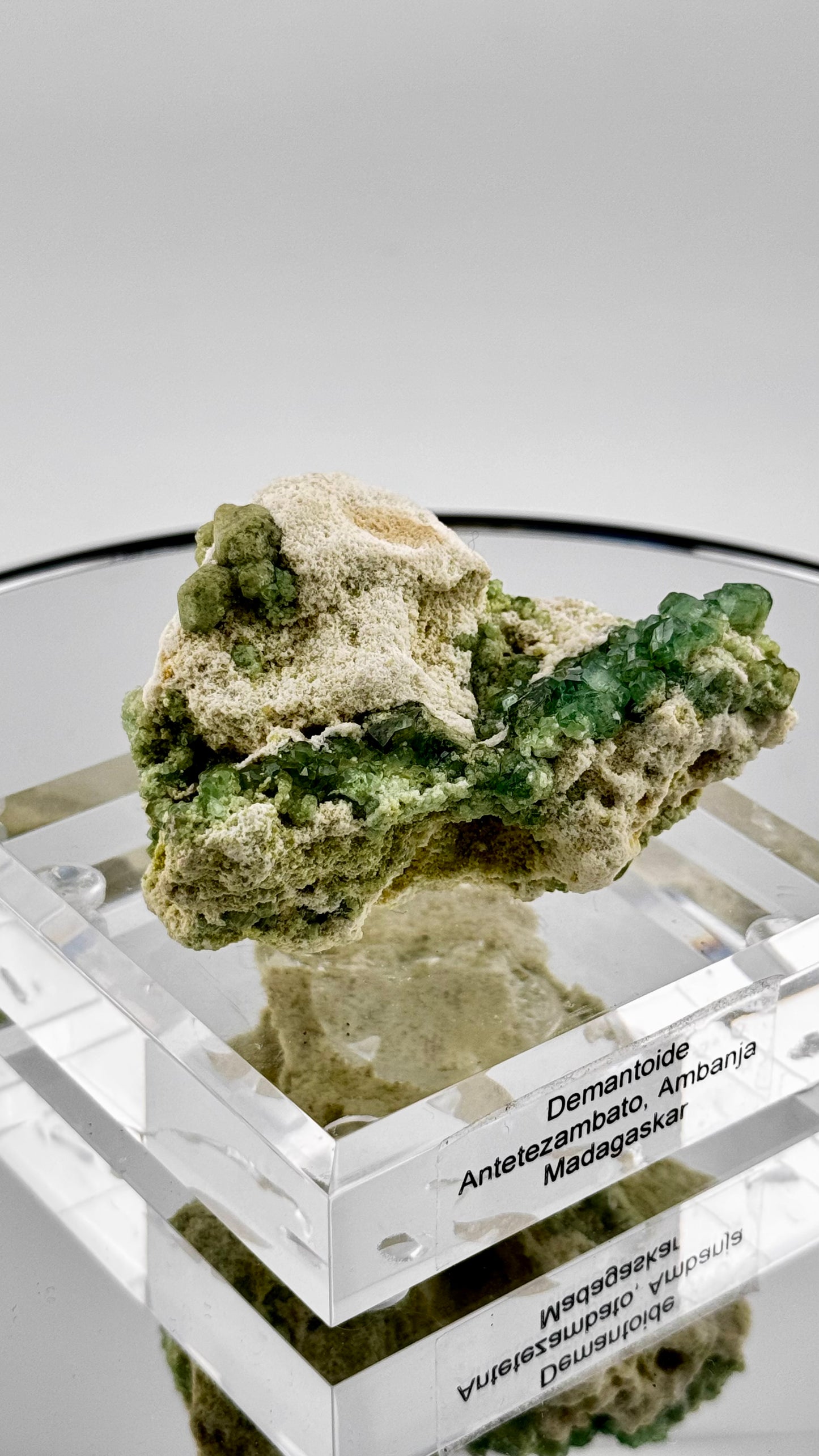 Demantoid auf Matrix – Antetezambato, Madagaskar, 270g