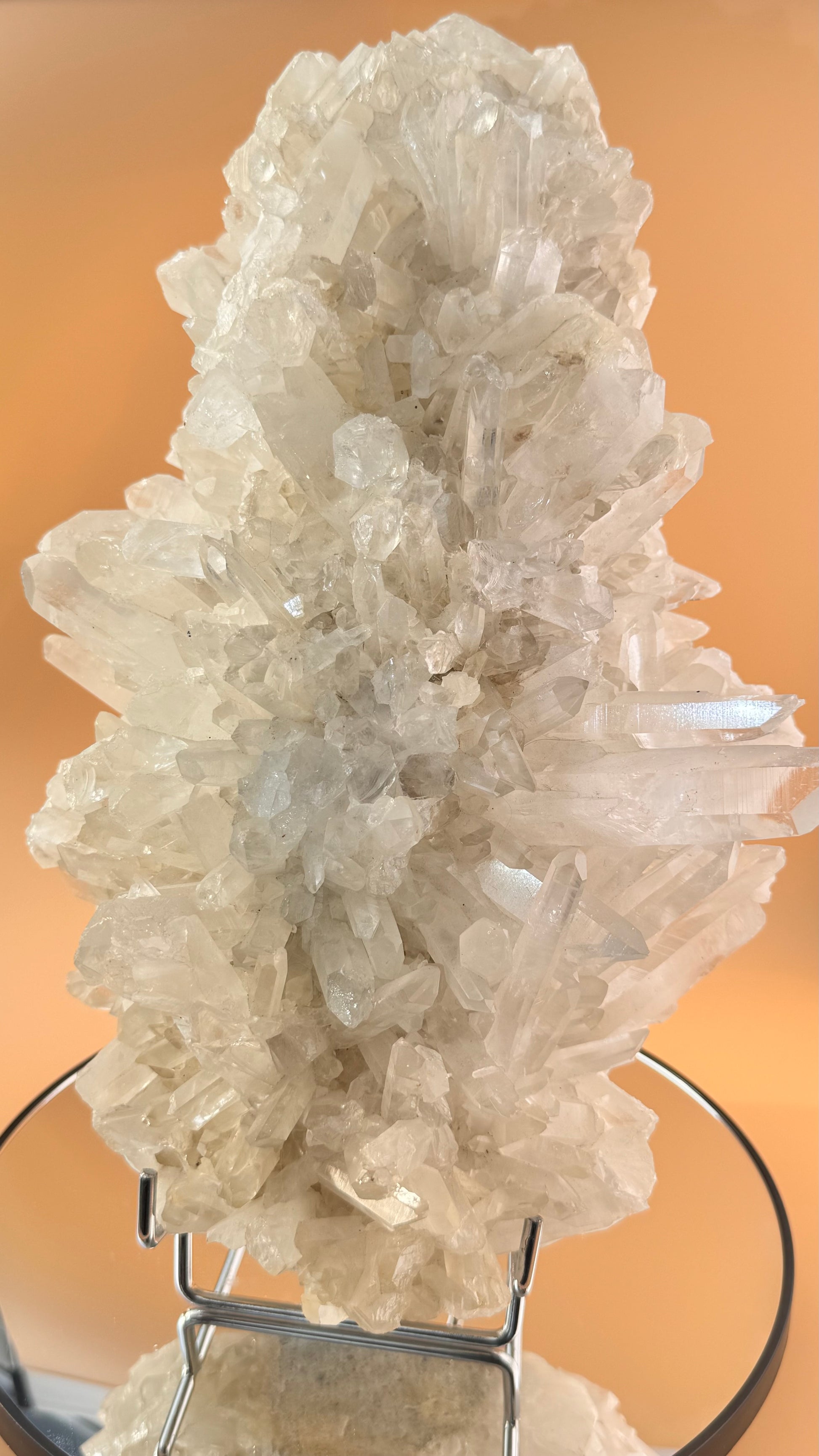 Bergkristall Tower China 5,5 kg Gesamtansicht vertikale Formation naturbelassen
