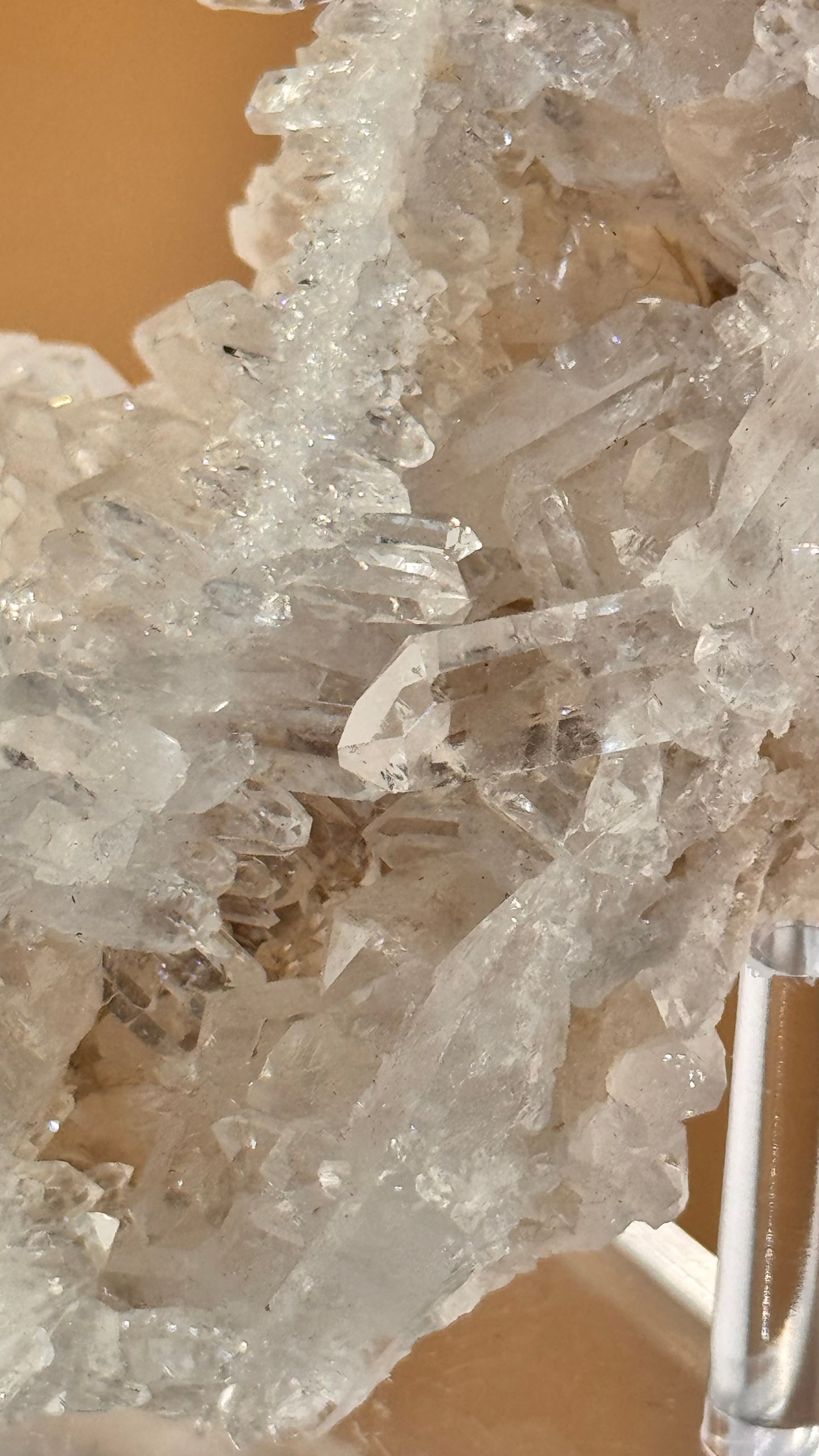 Bergkristall Geode-Formation – Brasilien  Vitrinenformat
